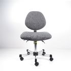 Il banco da lavoro ergonomico del tessuto grigio presiede le grandi sedie posteriori regolabili del laboratorio fornitore