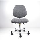 Il banco da lavoro ergonomico del tessuto grigio presiede le grandi sedie posteriori regolabili del laboratorio fornitore