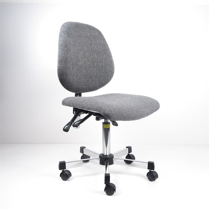 Il banco da lavoro ergonomico del tessuto grigio presiede le grandi sedie posteriori regolabili del laboratorio