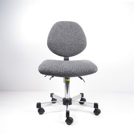 Porcellana Il banco da lavoro ergonomico del tessuto grigio presiede le grandi sedie posteriori regolabili del laboratorio fabbrica